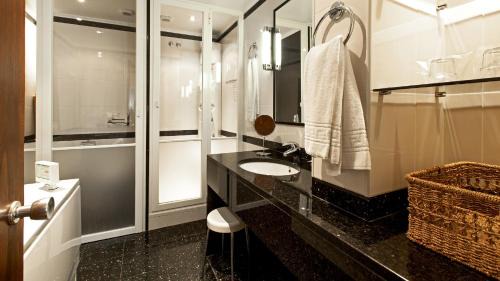 Junior Suite with Sea View and Balcony