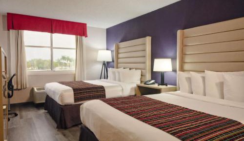 Queen Room with Two Queen Beds and Lake View - Non-Smoking