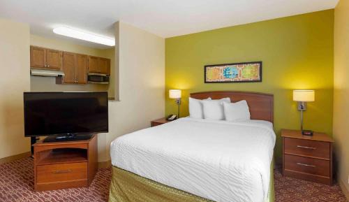 Deluxe studio 1 Queen Bed Non-Smoking