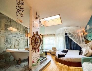 Suite with Hot Tub