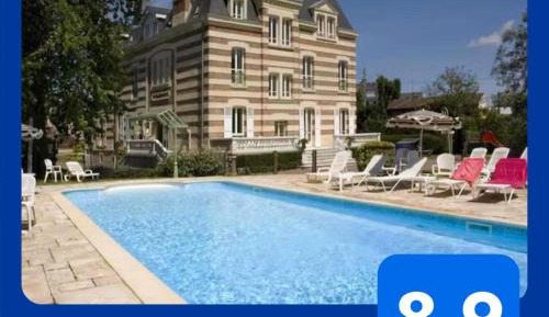Apartment with Pool View 