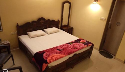 Deluxe Room (2 Adults + 1 Child)