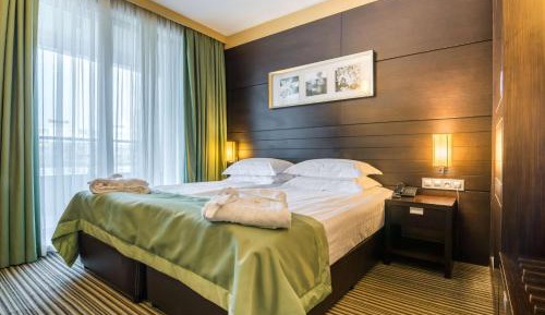 Deluxe Queen Studio with Terrace – Non-Smoking