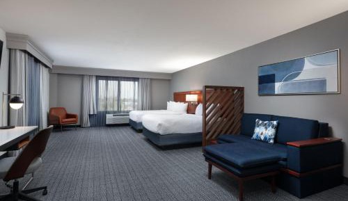 Junior Queen Suite
