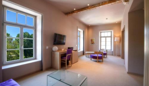 Suite with Partial Lake View 