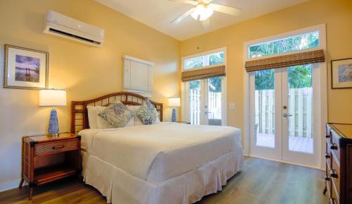 Queen Room with Sofa Bed ( Town Home Bob’s Place ) 