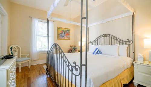 King Room with Hot Tub (Honeymoon Room )