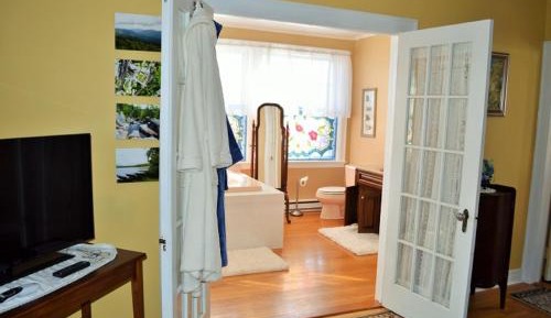 Deluxe Suite with Spa Bath