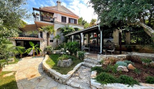 Studio Apartment with Terrace