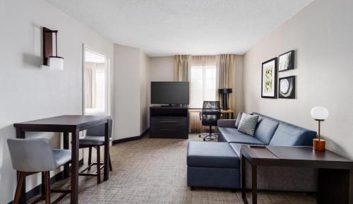 One-Bedroom Queen Suite
