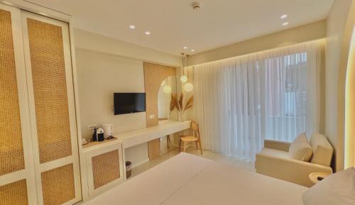 Deluxe Double Room (2 Adults + 1 Child)
