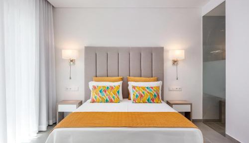 Queen Suite with Pool View
