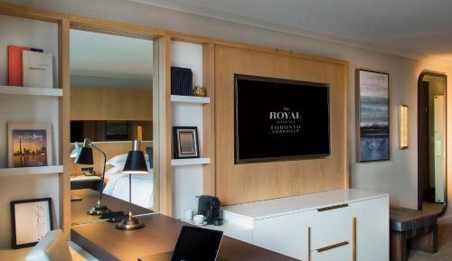 King Room with Roll-In Shower - Mobility Accessible