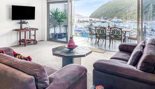 Oxleys 302 two bedroom waterfront apartment (sleeps 5)