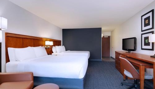 Queen Room with Two Queen Beds – Hearing Accessible