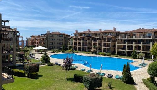 Apartment with Pool View 