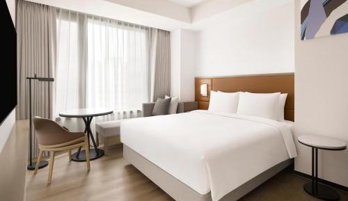 Queen Bed Room