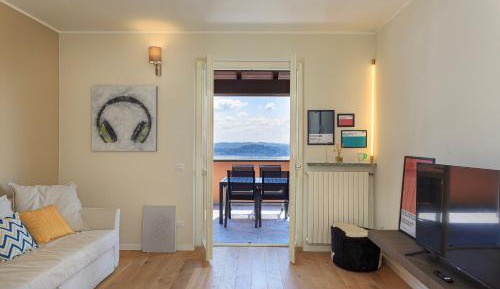 Apartment with Lake View