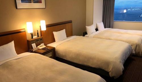 Deluxe Corner Twin Room with Extra Bed and Highway View - Smoking