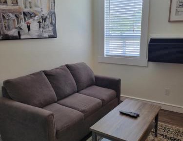 Deluxe Queen Suite