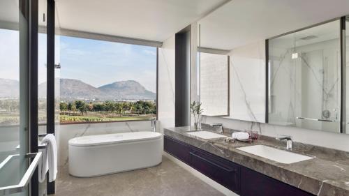 Luxury King Suite with Golf View - Club Lounge Access