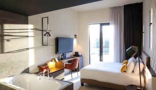 Junior King Suite with Balneo Bathtub and River View - Terrace Access