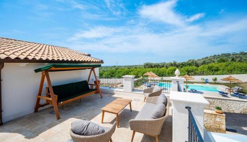 Deluxe Double Room with Side Sea View