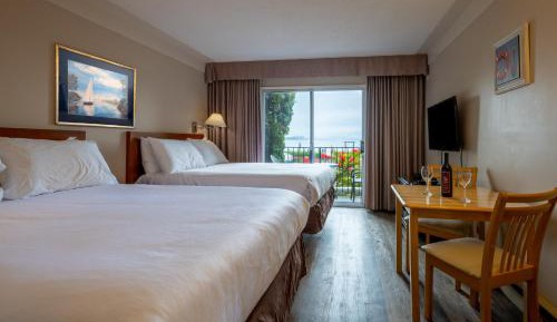 Queen Room with Two Queen Beds and Sea View 