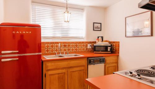  Queen Kitchenette