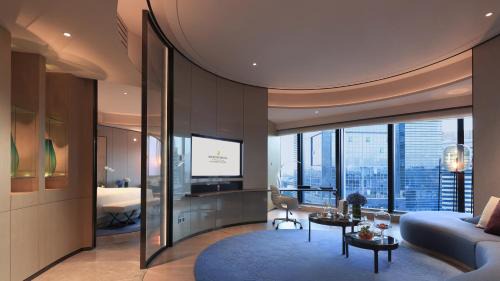 Ambassador Suite with Dining Area - High Floor