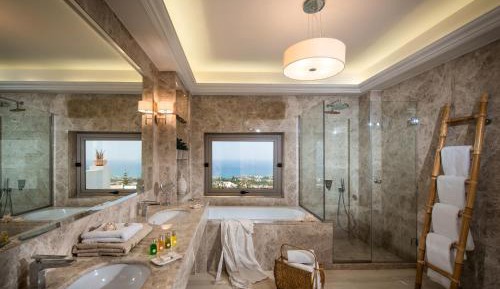 Luxury Suite with Hot Tub (Adults Only)