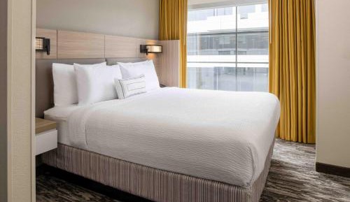 Suite with Two Queen Beds and Adapted Tub - Mobility and Hearing Accessible