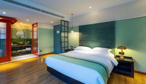 Deluxe Double Room (2 Adults + 1 Child)