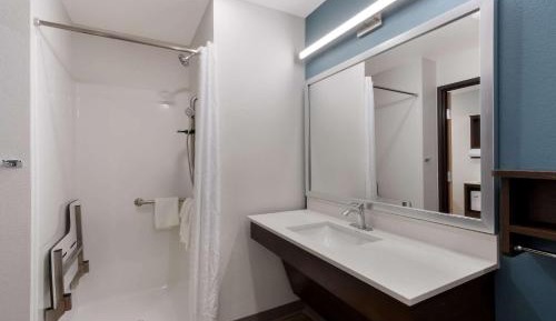 Queen Suite with Roll-In Shower - Disability Access/Non Smoking
