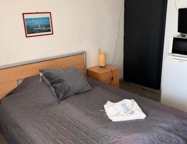 Single Room with Shared Toilet