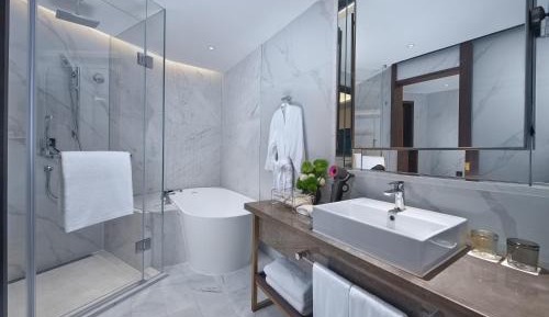 Deluxe Queen Suite