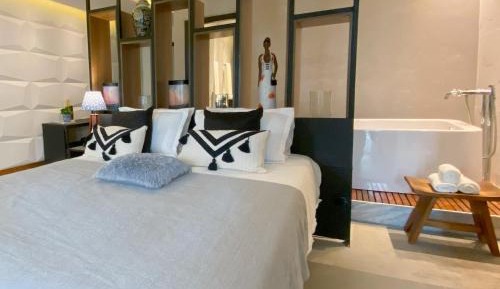 Deluxe Queen Suite
