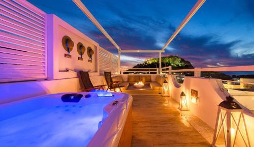 Deluxe Two-Bedroom Villa with Outdoor Hot Tub