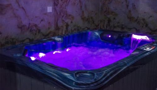 Suite with Hot Tub