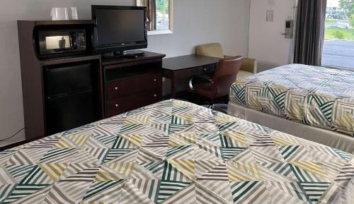 Queen Room with Two Queen Beds - Non-Smoking