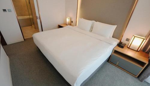 Queen Suite with River View (Complimentary Pool Access for 4)