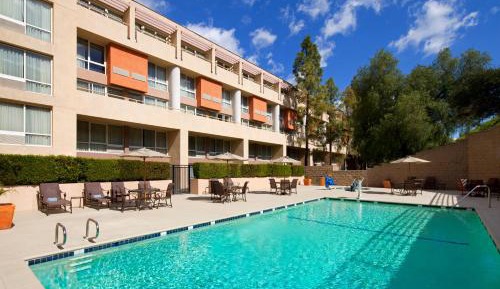 Club lounge access, Guest room, 1 King, Balcony