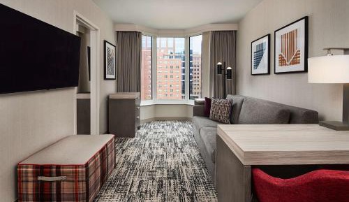 Two-Room Queen Suite with 1 Queen Bed and Bath Tub - Mobility Accessible