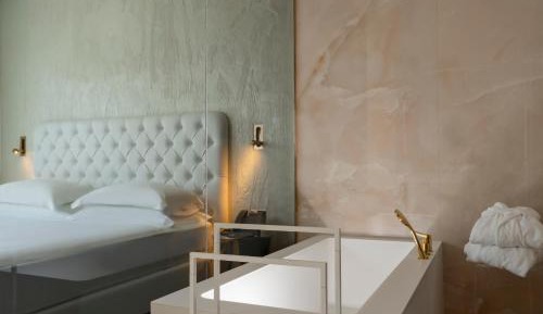 Junior Suite with balcony and side sea view