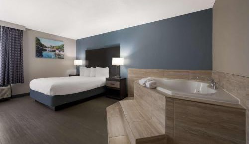 Queen Suite with Whirlpool - Non-Smoking