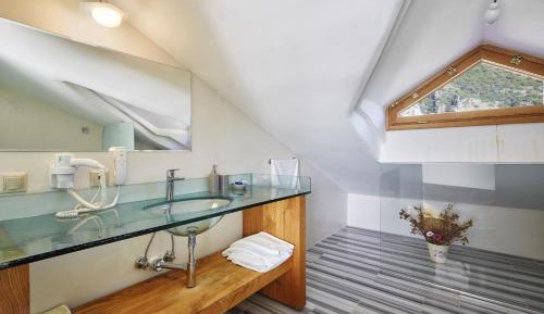 Superior Attic Room with Seaview & Tub 