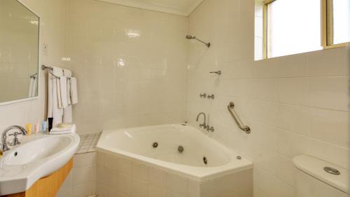 Queen Room with Spa Bath