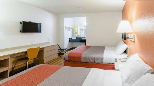 Deluxe Queen Room with Two Queen Beds - Non-Smoking
