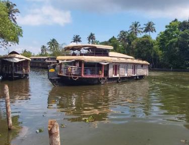 Deluxe Two Bedroom Houseboat