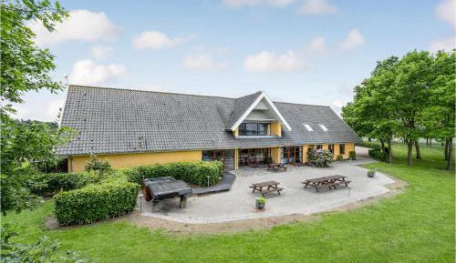Eight-Bedroom Holiday Home